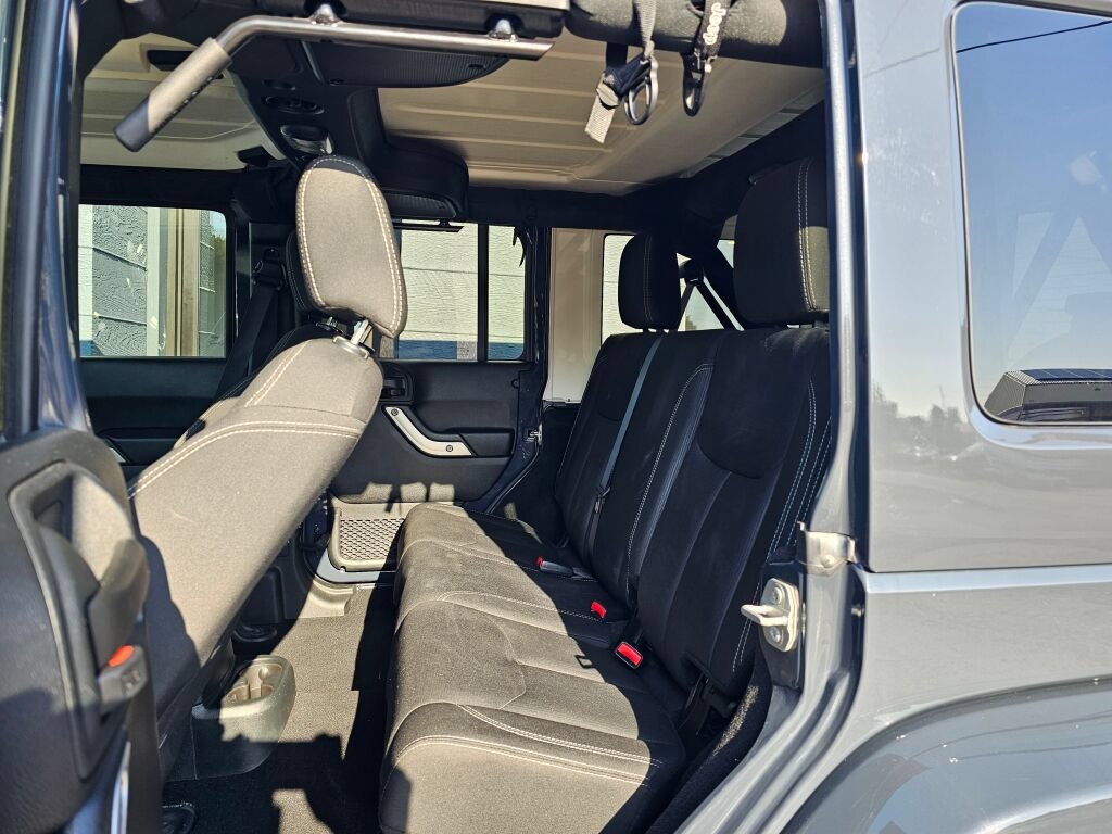 Used 2018 Jeep Wrangler Unlimited Sahara w/ Connectivity Group AWD/4WD image 21