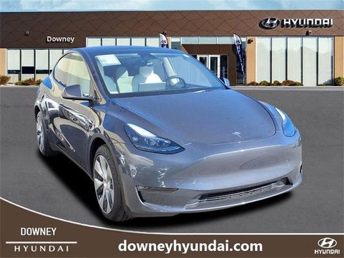 Used 2023 Tesla Model Y Long Range image 3