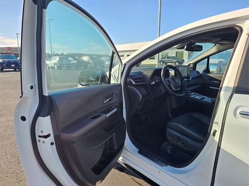 Used 2024 Toyota Sienna XSE image 17