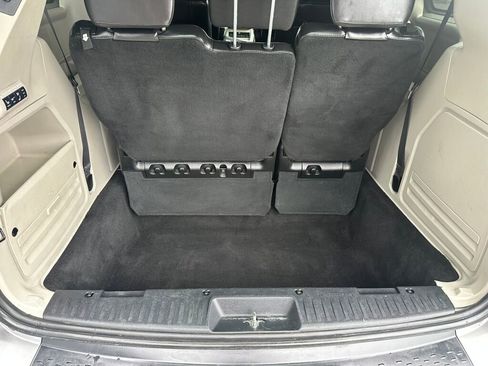 Used 2016 Chrysler Town & Country Limited FWD image 19