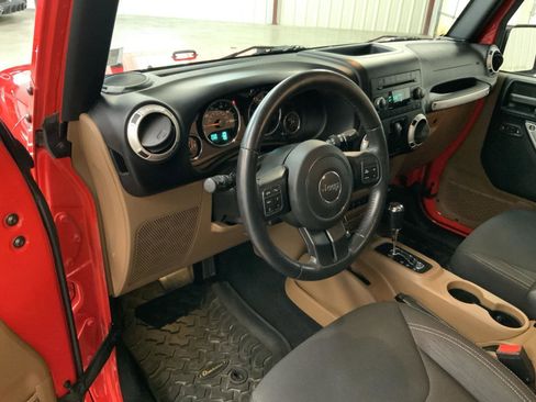 Used 2017 Jeep Wrangler Sahara w/ Connectivity Group AWD/4WD image 5