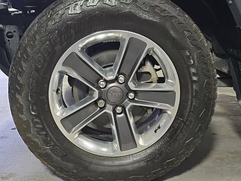 Used 2019 Jeep Wrangler Unlimited Sahara w/ Uconnect 4C Nav & Sound Group AWD/4WD image 12