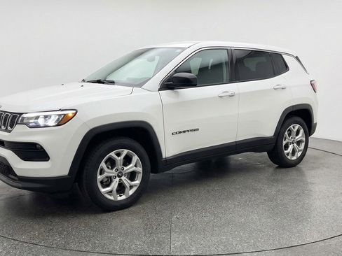 Used 2025 Jeep Compass Latitude AWD/4WD image 3