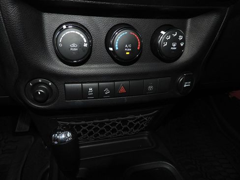 Used 2016 Jeep Wrangler Unlimited Rubicon image 23