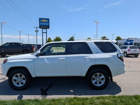 Used 2022 Toyota 4Runner SR5 Premium w/ Moonroof Package AWD/4WD image 9