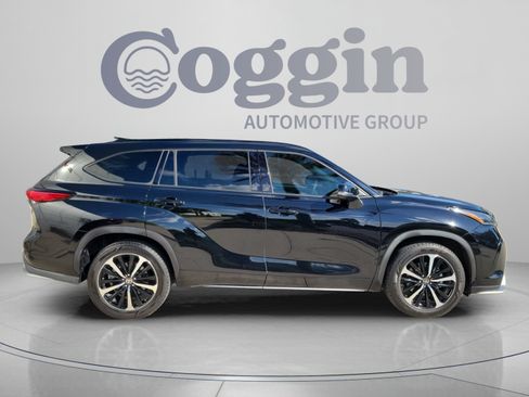 Used 2022 Toyota Highlander XSE AWD/4WD image 4