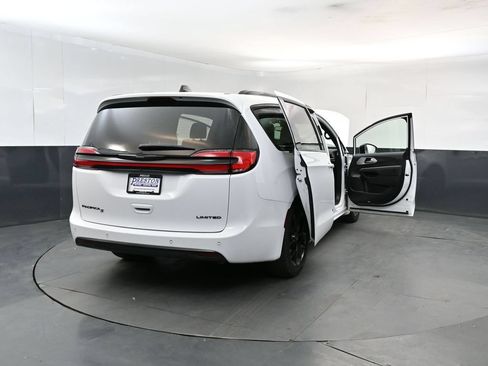 Used 2025 Chrysler Pacifica Limited FWD image 29