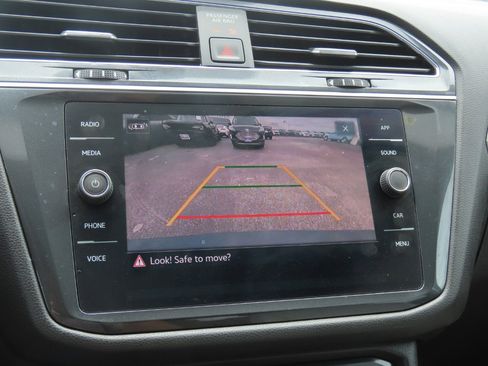 Used 2021 Volkswagen Tiguan SE w/ Panoramic Sunroof Package FWD image 30