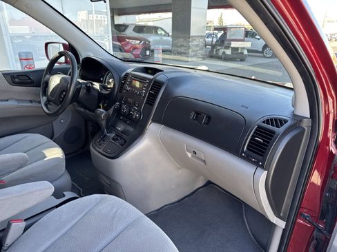 Used 2008 Hyundai Entourage GLS image 17