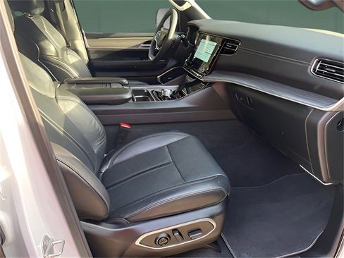 Used 2023 Jeep Wagoneer L Series II image 30