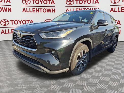 Used 2021 Toyota Highlander XLE AWD/4WD image 3