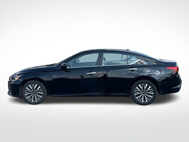 Used 2025 Nissan Altima 2.5 SV FWD image 2
