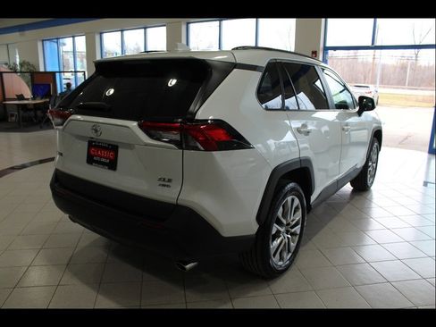 Used 2023 Toyota RAV4 XLE Premium image 5