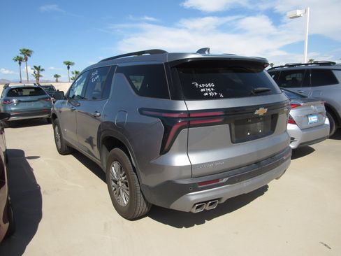 Used 2025 Chevrolet Traverse LT FWD image 4