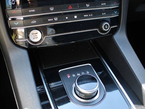 Used 2019 Jaguar F-PACE Premium AWD/4WD image 30