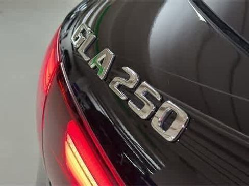 Certified 2025 Mercedes-Benz GLA 250 4MATIC image 9