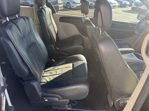 Used 2019 Dodge Grand Caravan SXT FWD image 14