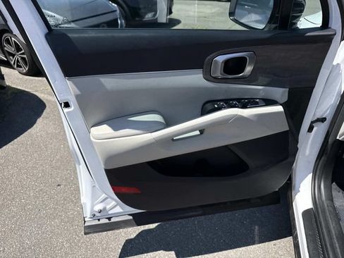 Used 2023 Kia Sorento EX w/ Panoramic Sunroof Package FWD image 13