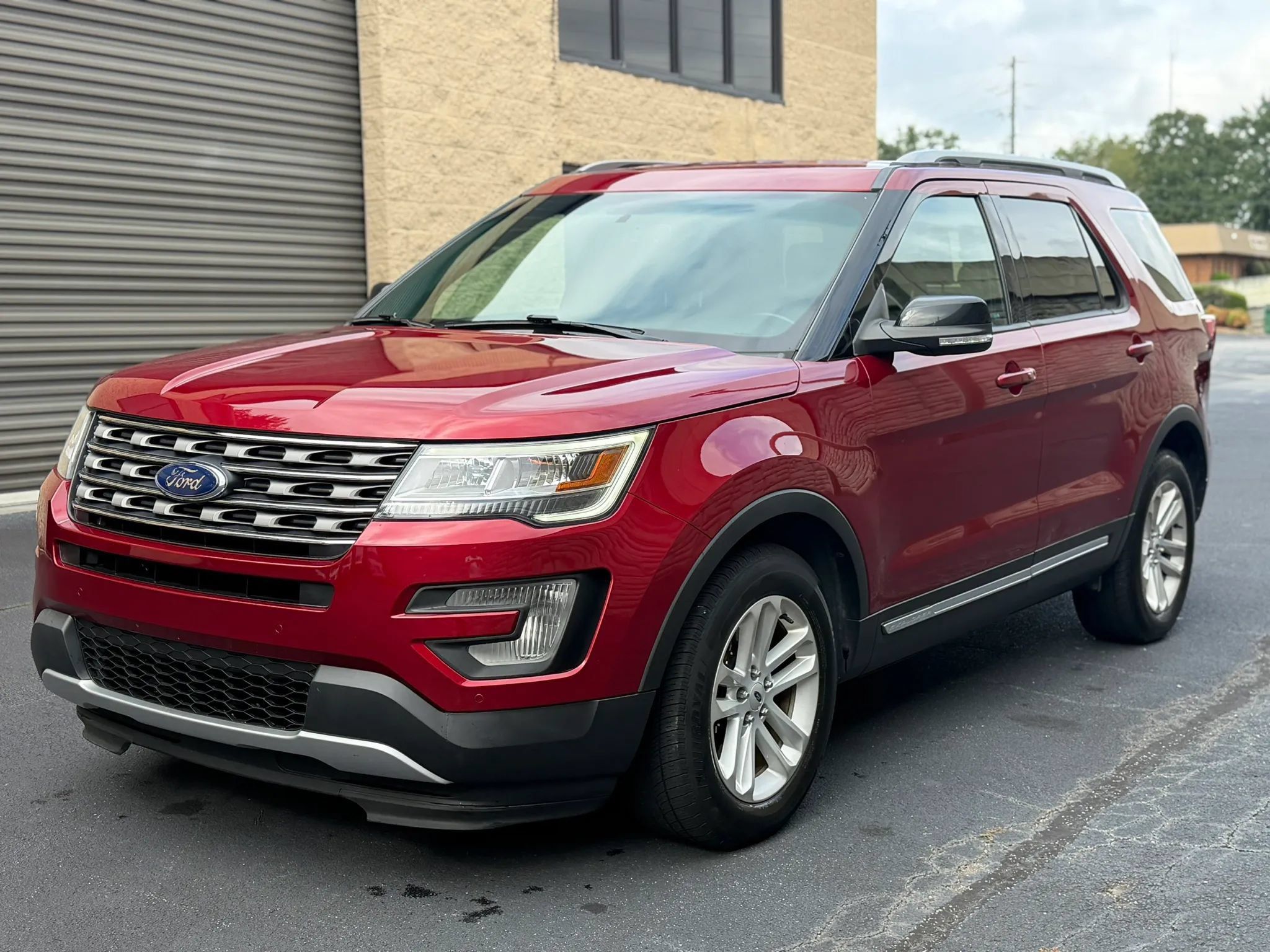 Used 2017 Ford Explorer XLT w/ Equipment Group 202A FWD image 2