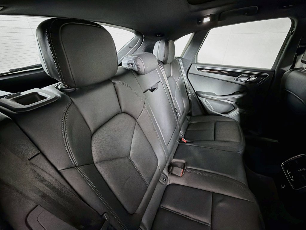 Certified 2023 Porsche Macan AWD/4WD image 29