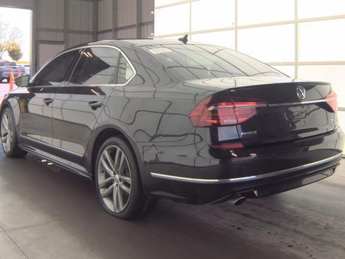Used 2019 Volkswagen Passat 2.0T SE R-Line FWD image 4