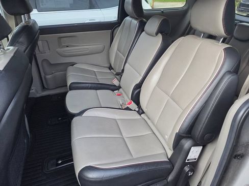 Used 2020 Kia Sedona EX FWD image 11