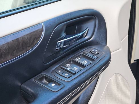 Used 2016 Chrysler Town & Country Touring FWD image 12