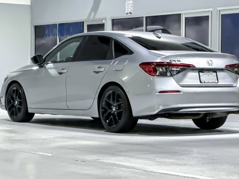 Used 2023 Honda Civic Sport image 3