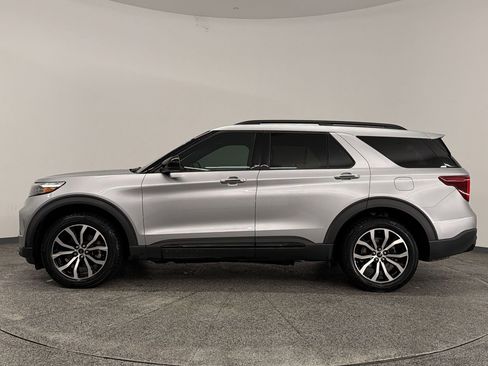 Used 2022 Ford Explorer ST AWD/4WD image 2