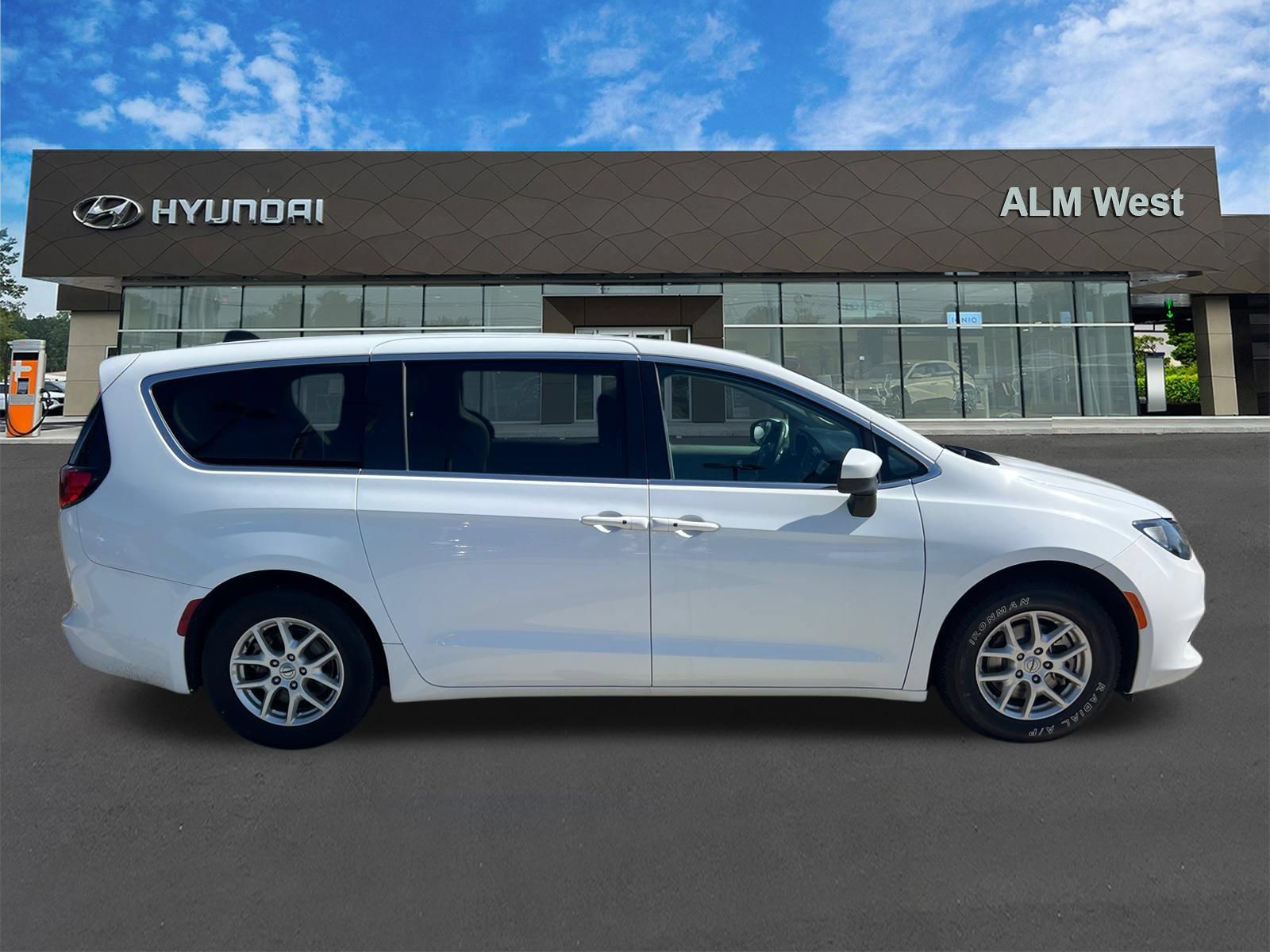 Used 2022 Chrysler Voyager LX FWD image 4