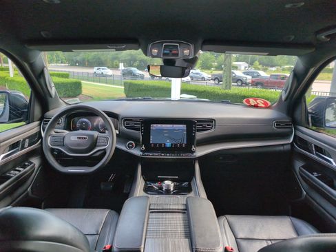 Used 2024 Jeep Wagoneer L Series II w/ Flexible Seating Group AWD/4WD image 28
