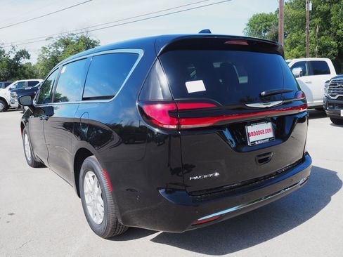 New 2025 Chrysler Pacifica Select w/ Uconnect Theater Family Group image 8