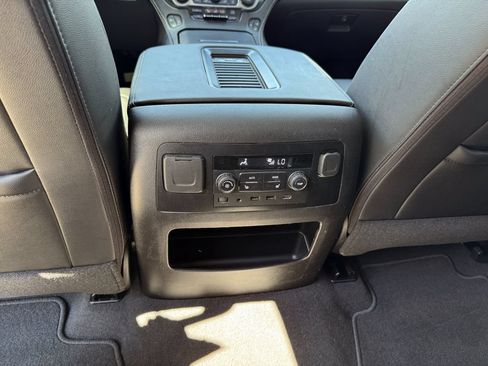 Used 2019 Chevrolet Suburban Premier AWD/4WD image 38