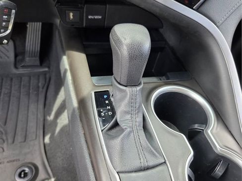 Used 2021 Toyota Camry LE FWD image 25