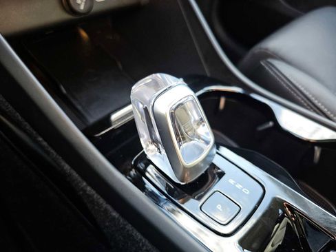 Certified 2025 Volvo XC40 B5 Plus w/ Climate Package image 37