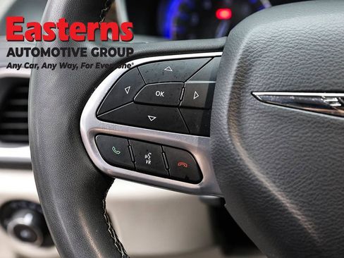 Used 2022 Chrysler Pacifica Limited FWD image 15