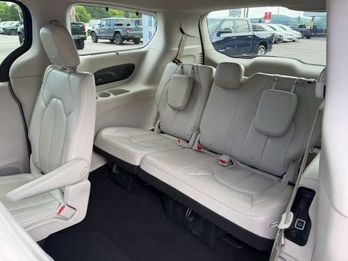 Used 2021 Chrysler Pacifica Touring-L w/ Uconnect Theater Family Group AWD/4WD image 11