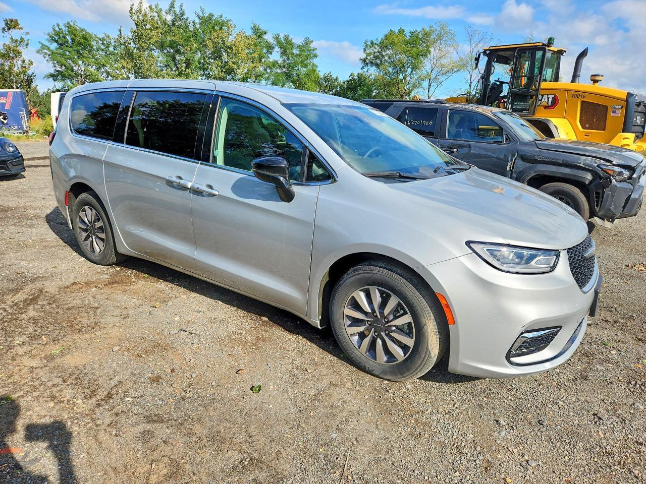 Used 2024 Chrysler Pacifica Limited FWD image 1