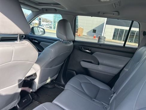 Used 2024 Toyota Highlander XLE image 12