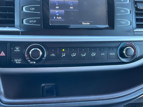 Used 2018 Toyota Highlander LE image 16
