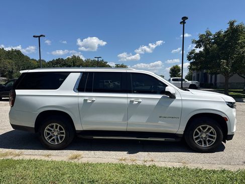 Used 2021 Chevrolet Suburban LT RWD image 4
