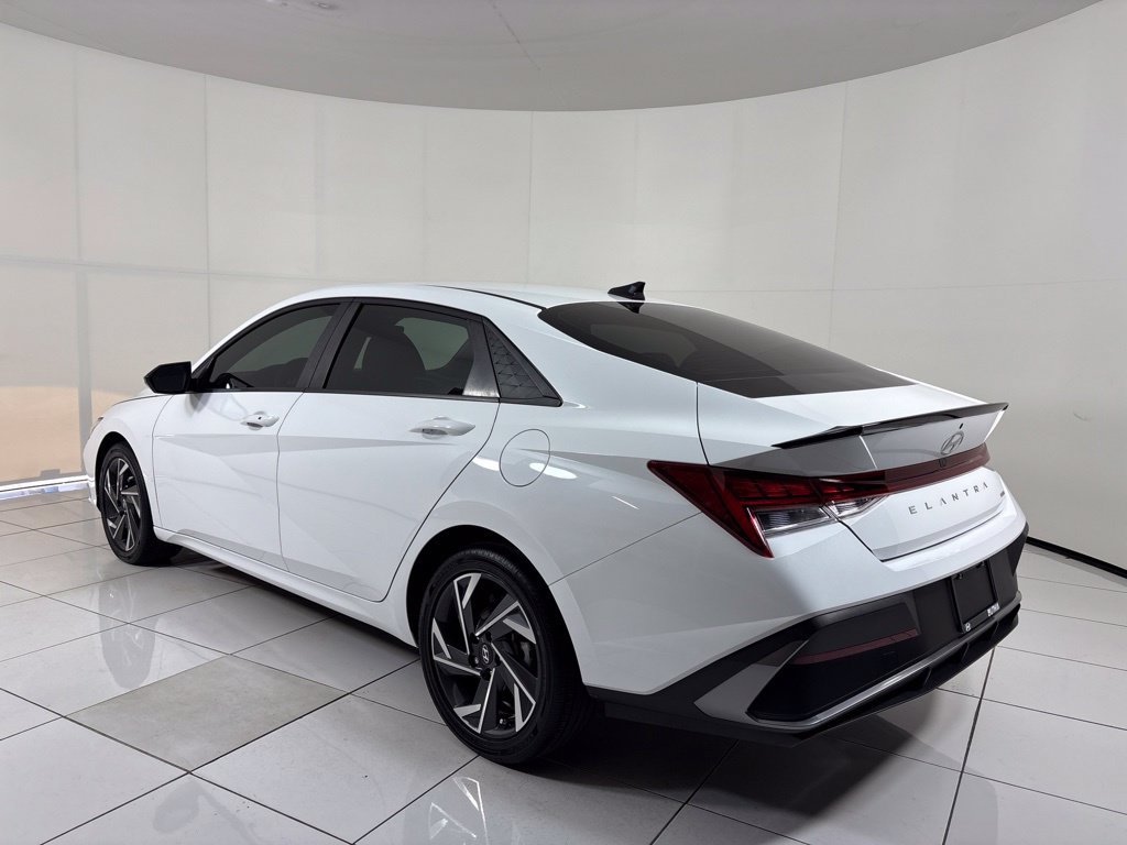 Certified 2025 Hyundai Elantra SEL FWD image 3