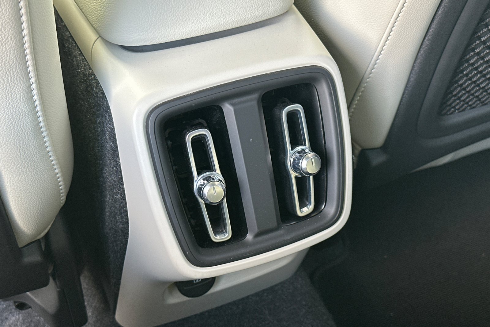 Certified 2025 Volvo XC40 B5 Plus AWD/4WD image 14