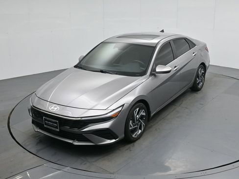 Used 2024 Hyundai Elantra Limited image 37