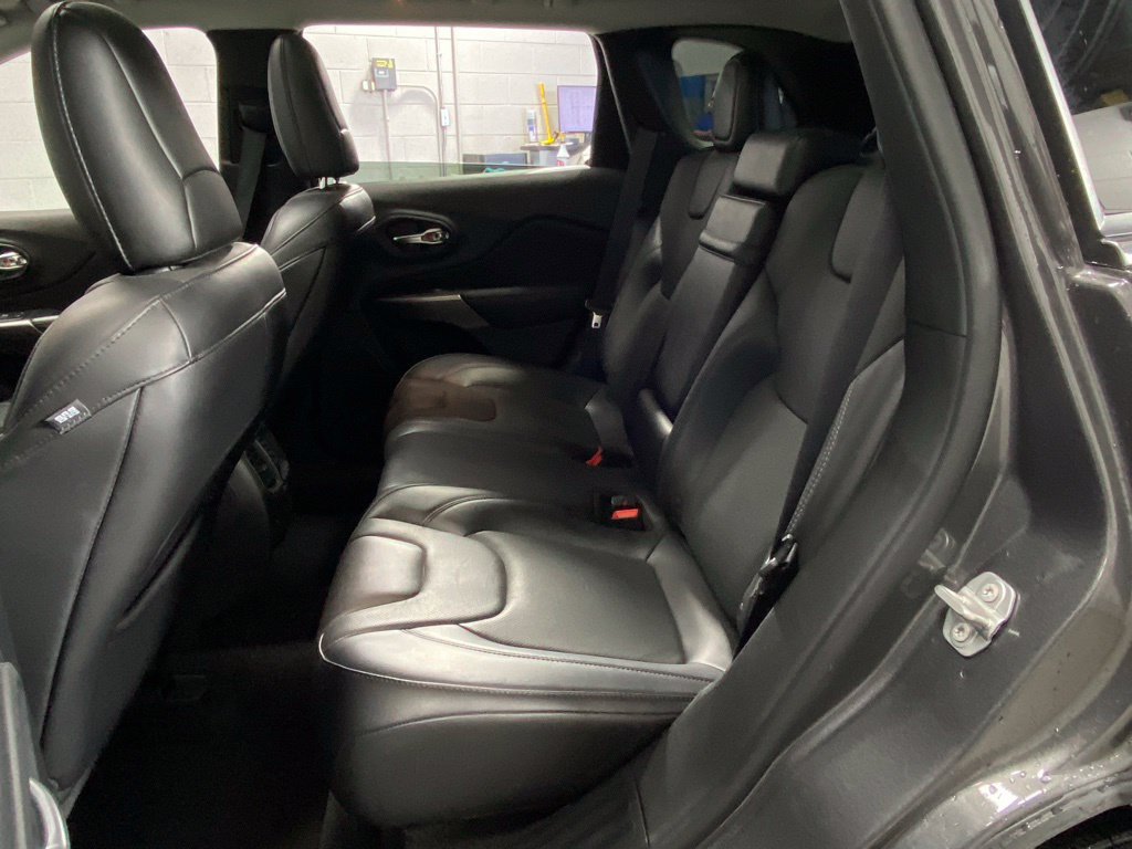 Used 2019 Jeep Cherokee Limited AWD/4WD image 28