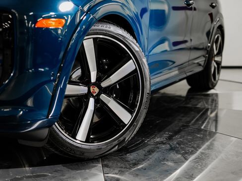 New 2026 Porsche Cayenne GTS image 12