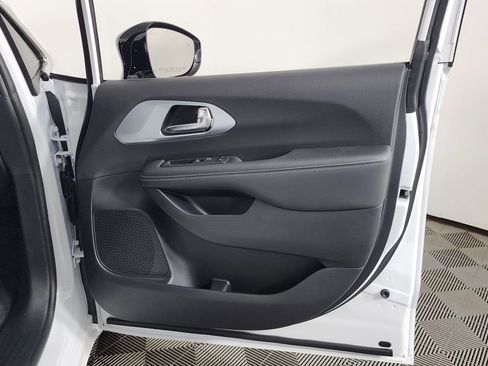 New 2026 Chrysler Pacifica Limited image 28