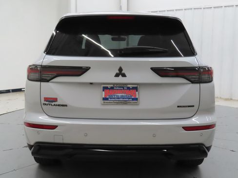 New 2026 Mitsubishi Outlander LE FWD image 4