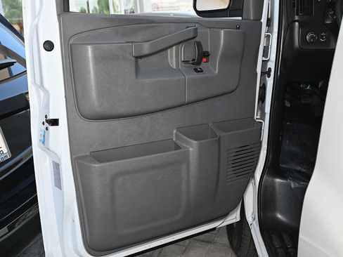 Used 2021 Chevrolet Express 2500 RWD image 18