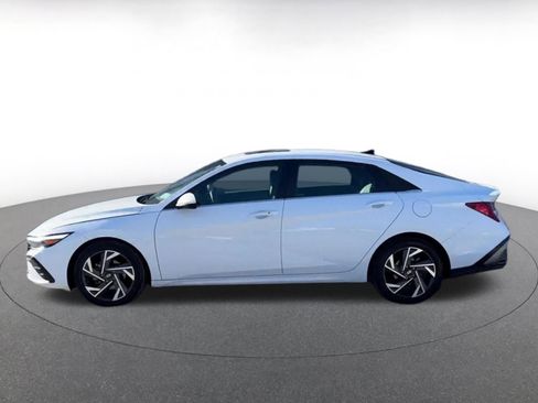 Used 2025 Hyundai Elantra SEL image 9